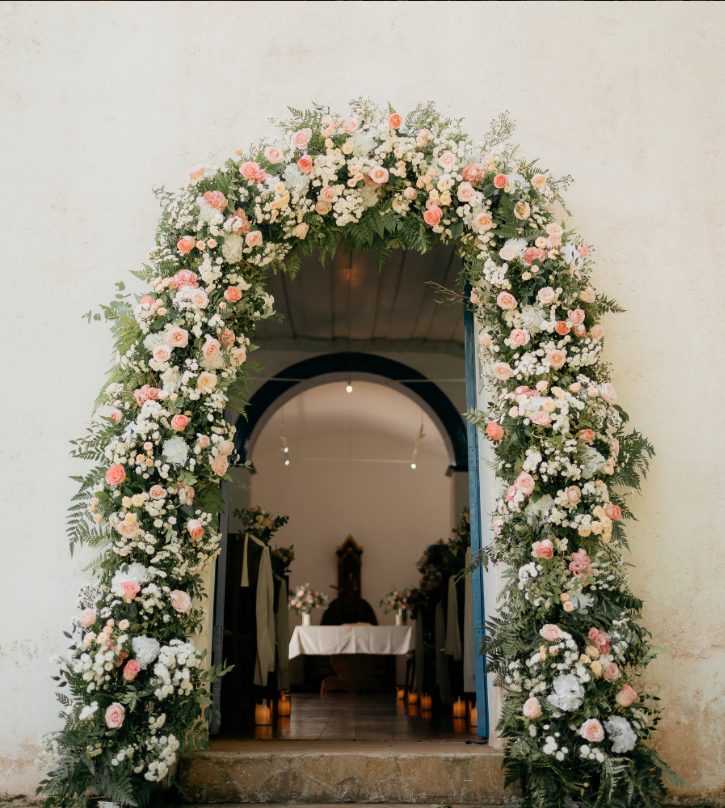 Arco de rosas e folhagens na entrada de uma capela
